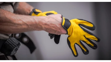 A vágásbiztos kesztyű gondoskodik az ujjak védelméről