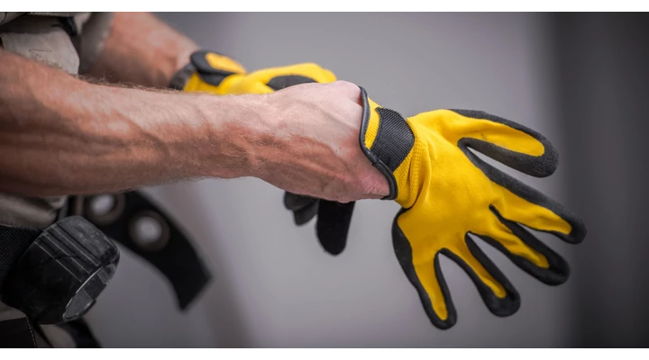 A vágásbiztos kesztyű gondoskodik az ujjak védelméről